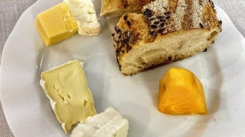 גבינות קממבר, ברי ורוקפור עם בגט ופירות טריים