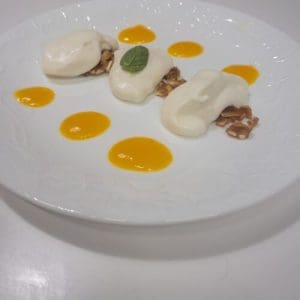 מוס שוקולד לבן עם רוטב מנגו ושקדים מקורמלים