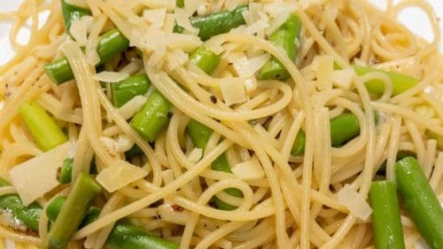 ספגטי עם שמן זית שום ואספרגוס