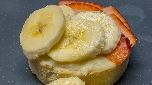טארטלט מממולא בקרם פטיסייר פרווה תותים ובננה