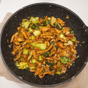 חזה עוף מוקפץ עם ירקות בסגנון אסיאתי
