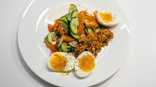 סלט ירקות עם טונה מתובלת וביצה קשה