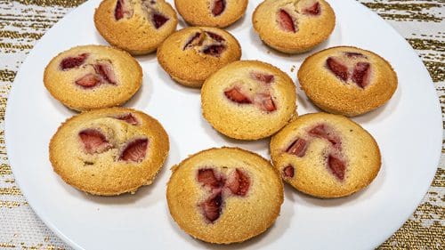 עוגיות שקדים (פיננסייר) עם תות שדה