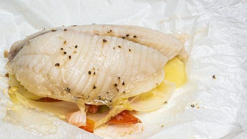 פילה דג במעטפה עם תפוח אדמה וירקות